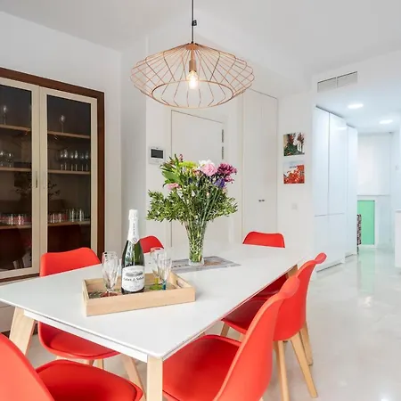 Modern Next The דירה